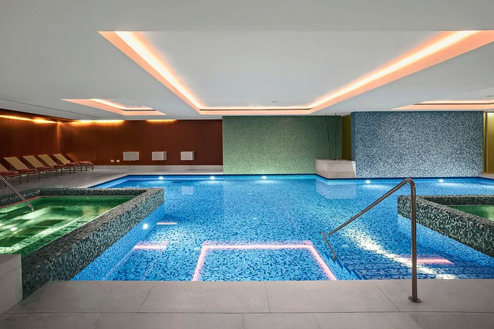 The indoor swimming pool at Spa Perla